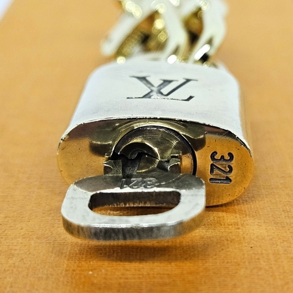 Louis Vuitton 300 Series Padlock and Key Necklace on Pochette Chain in Gold 321 - Picture 8 of 9